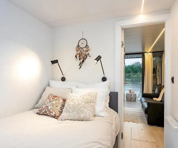 Lemuria Houseboat - Plywajacy Na Wodzie 보트호텔 *