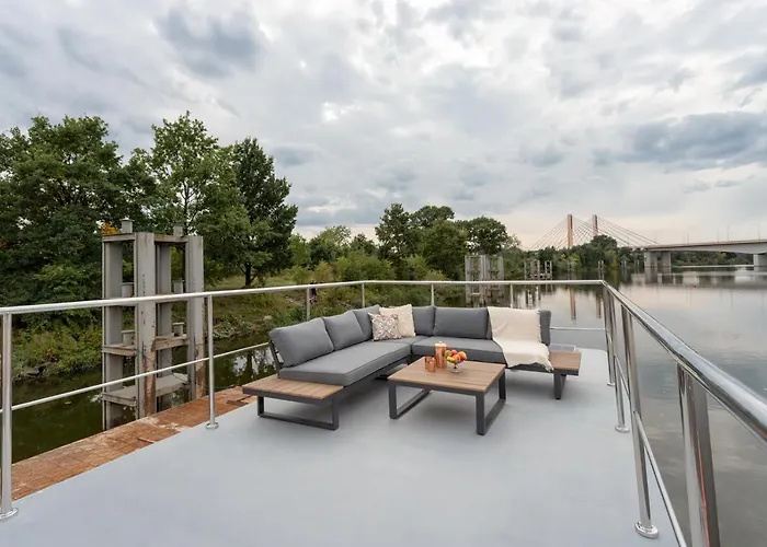 Lemuria Houseboat - Plywajacy Na Wodzie 보트호텔 *