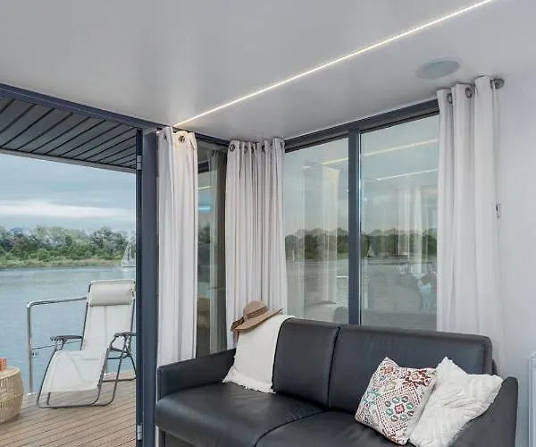 Lemuria Houseboat - Plywajacy Na Wodzie 보트호텔 *