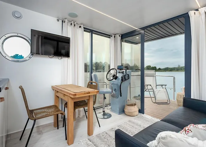 Lemuria Houseboat - Plywajacy Na Wodzie 보트호텔 *