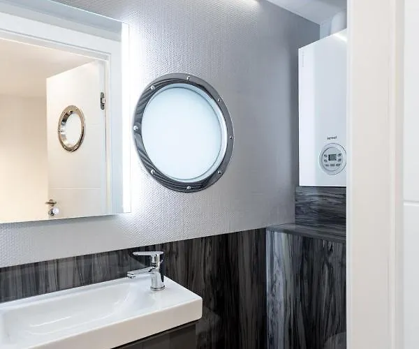 Lemuria Houseboat - Plywajacy Na Wodzie 보트호텔