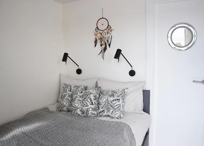 Lemuria Houseboat - Plywajacy Na Wodzie 보트호텔